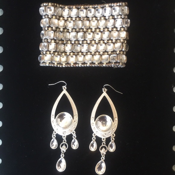 Earrings and matching bracelet - Picture 1 of 3
